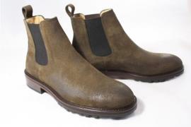 Camplin Cadogan boots gekleed